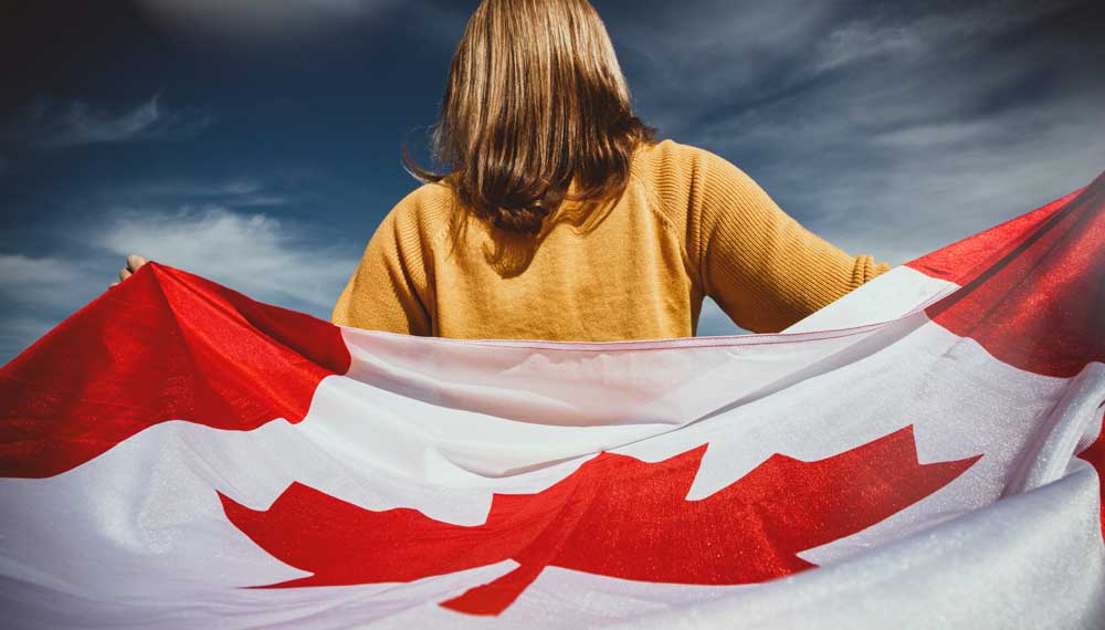 kobieta trzyma flagę Kanady