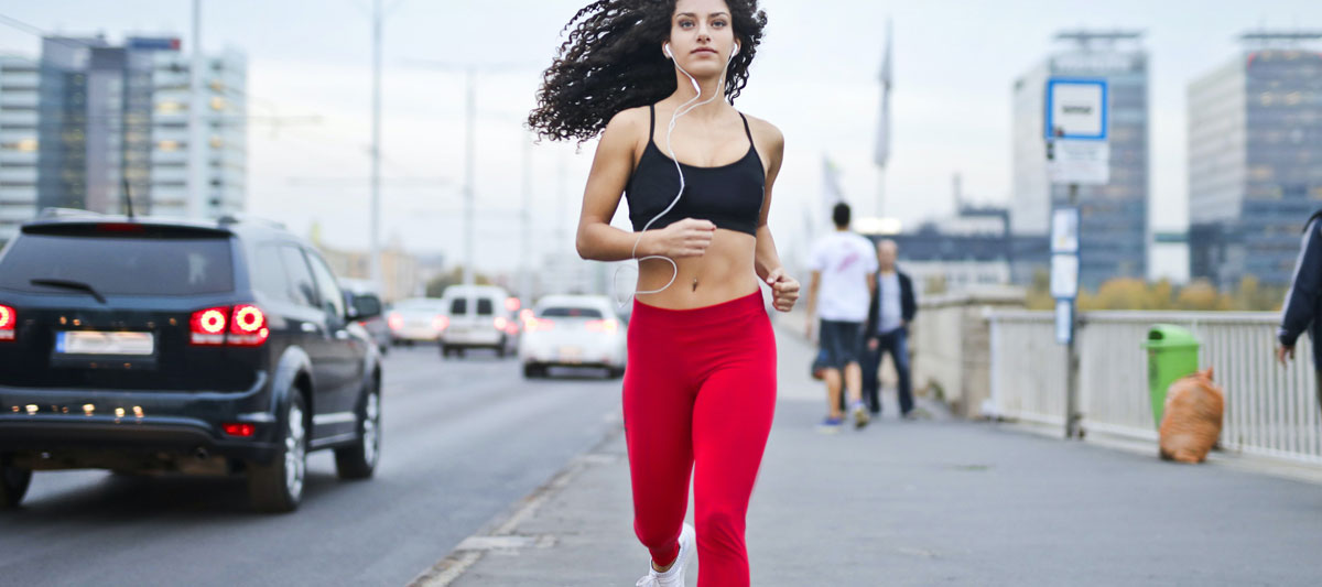 kobieta uprawia jogging w mieście